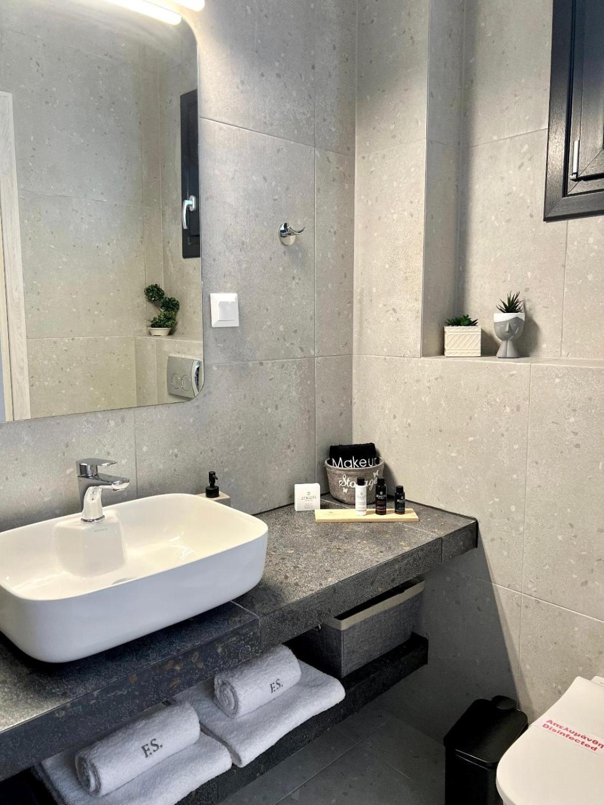 Four Shades Luxury Suites Sarti Buitenkant foto