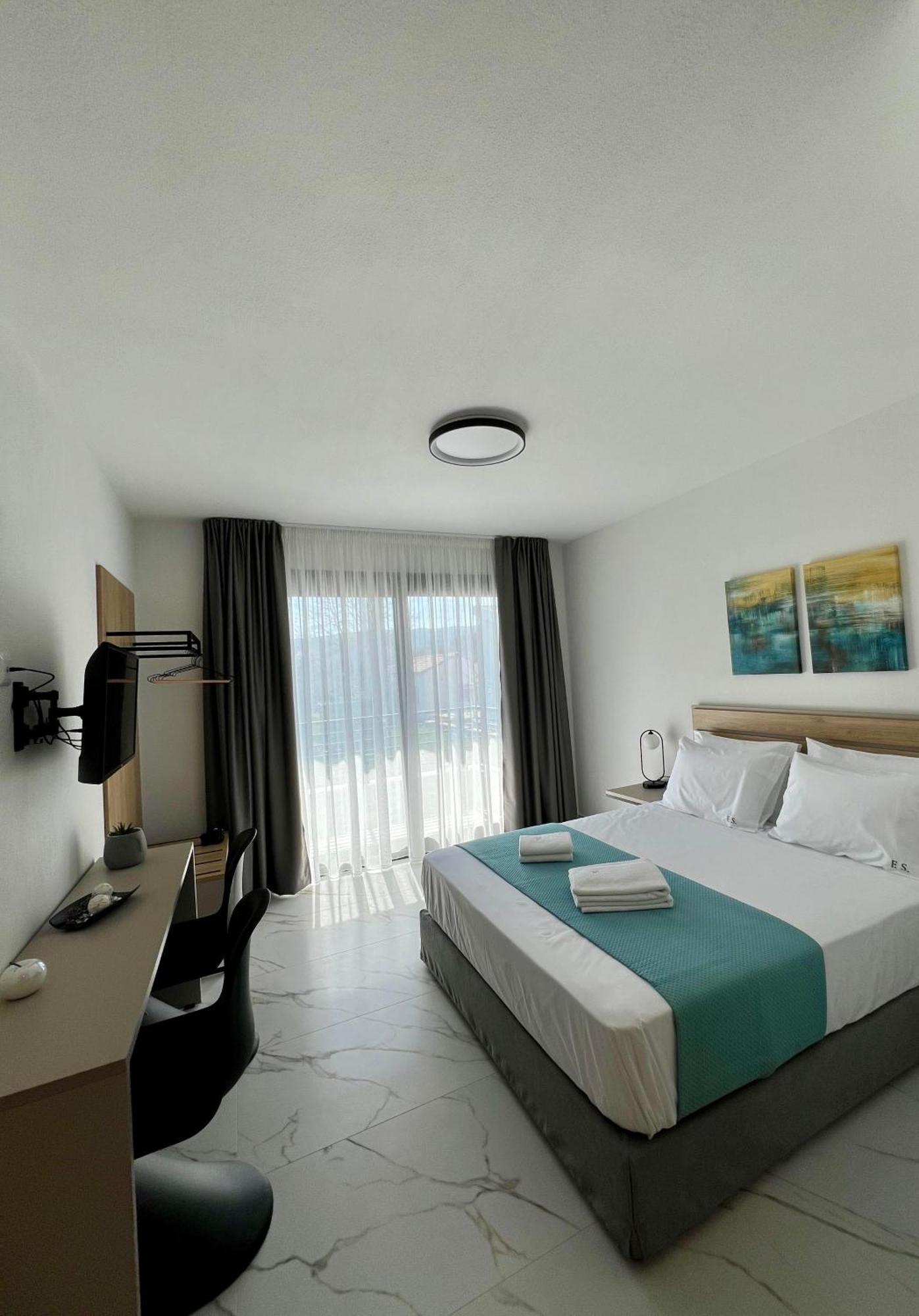 Four Shades Luxury Suites Sarti Buitenkant foto